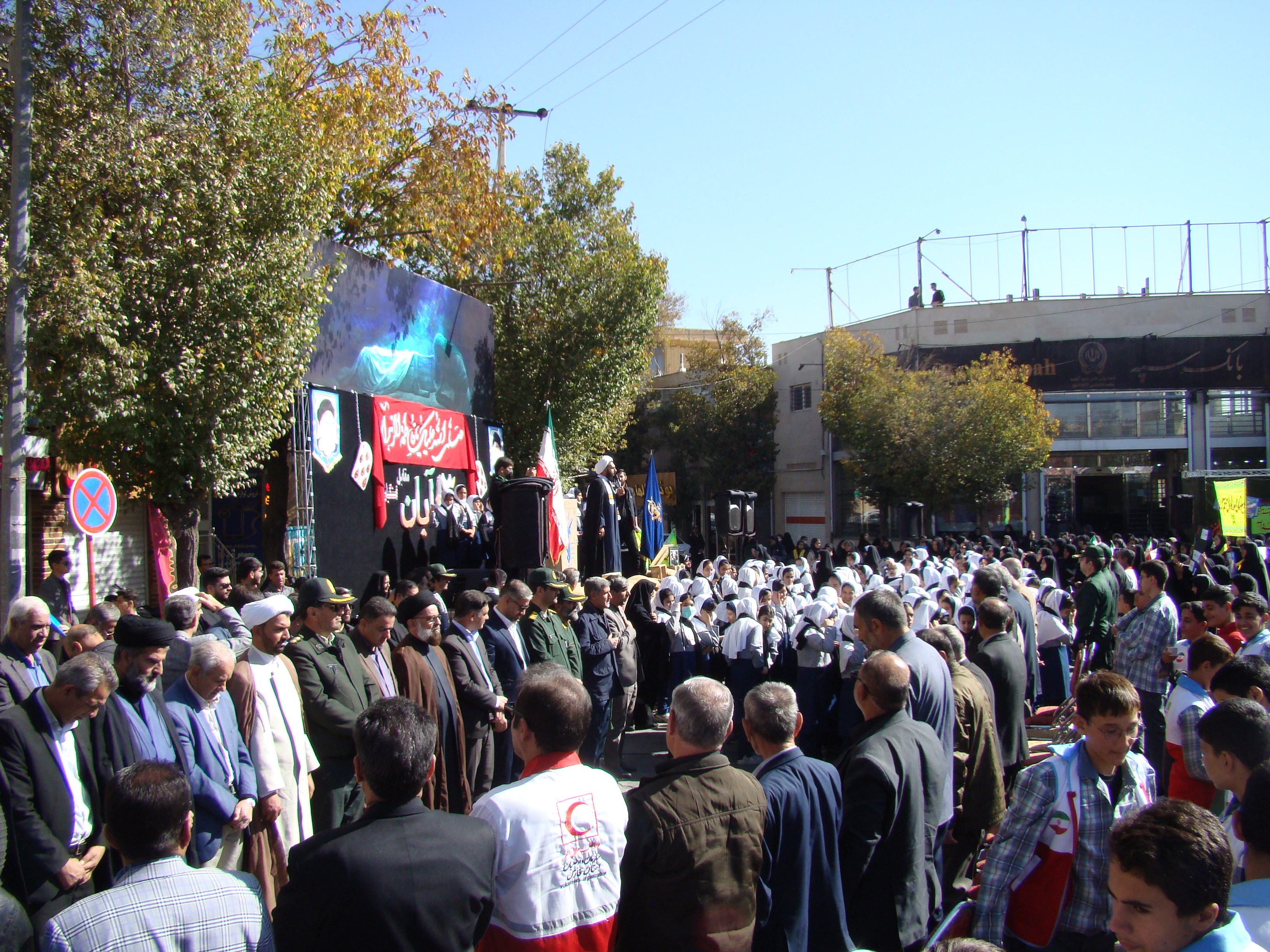 حضور رئیس، کارکنان و دانشجویان دانشکده پرستاری آباده در آئین گرامیداشت 13آبان