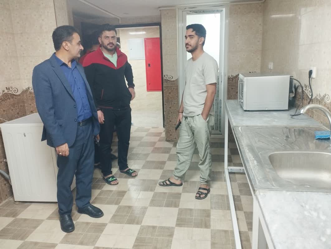 بازدید شبانه رئیس دانشکده پرستاری آباده از خوابگاه دانشجویی پسران